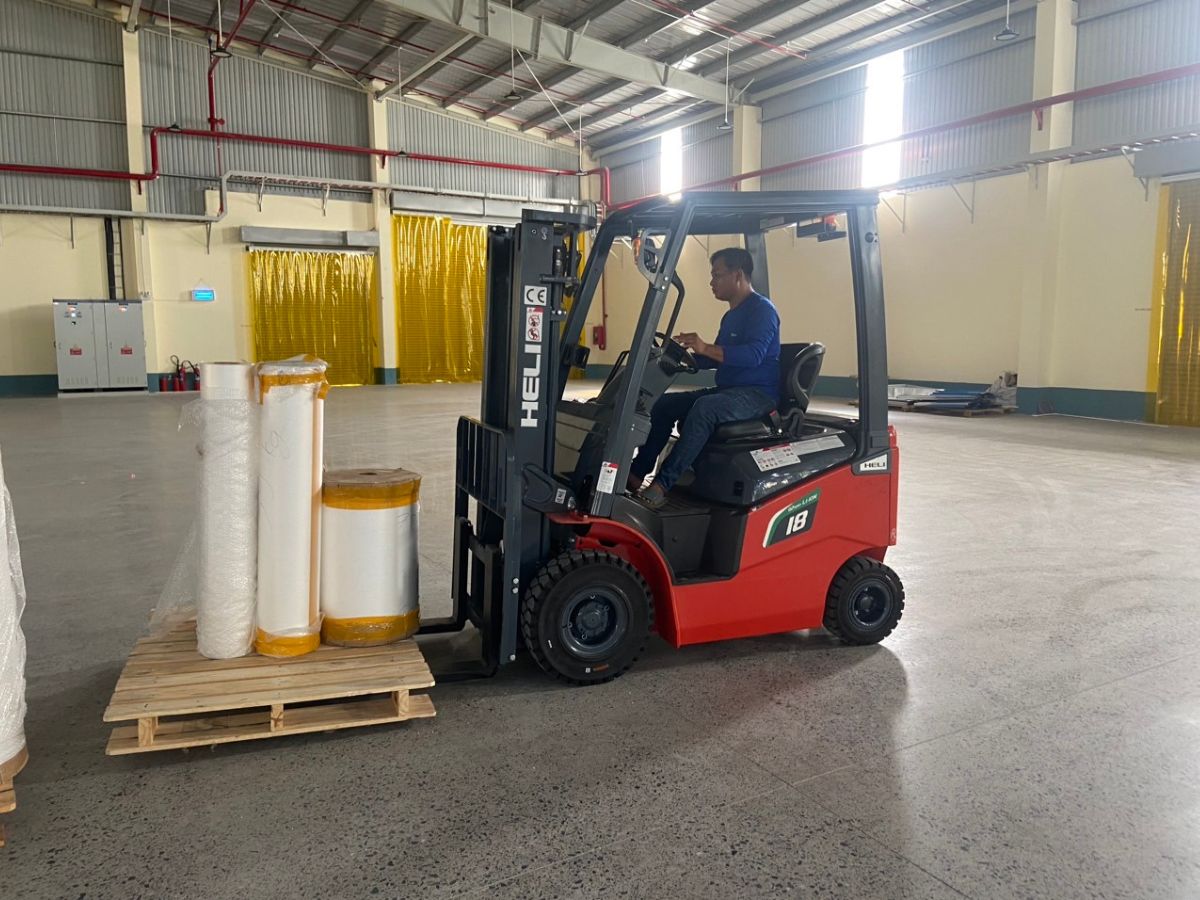 hinh-anh-van-hanh-xe-nang-dien-heli-1-8-tan-g-2-series-m