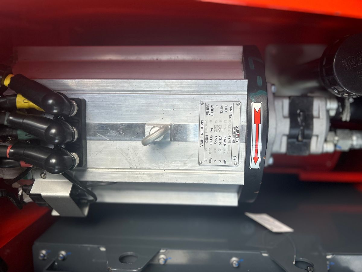 hinh-anh-thuc-te-motor-dien-khong-choi-than-cua-xe-nang-dien-heli