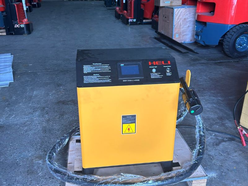 bo-sac-xe-nang-dien-lithium-heli-tai-kho-xe-nang-binh-minh