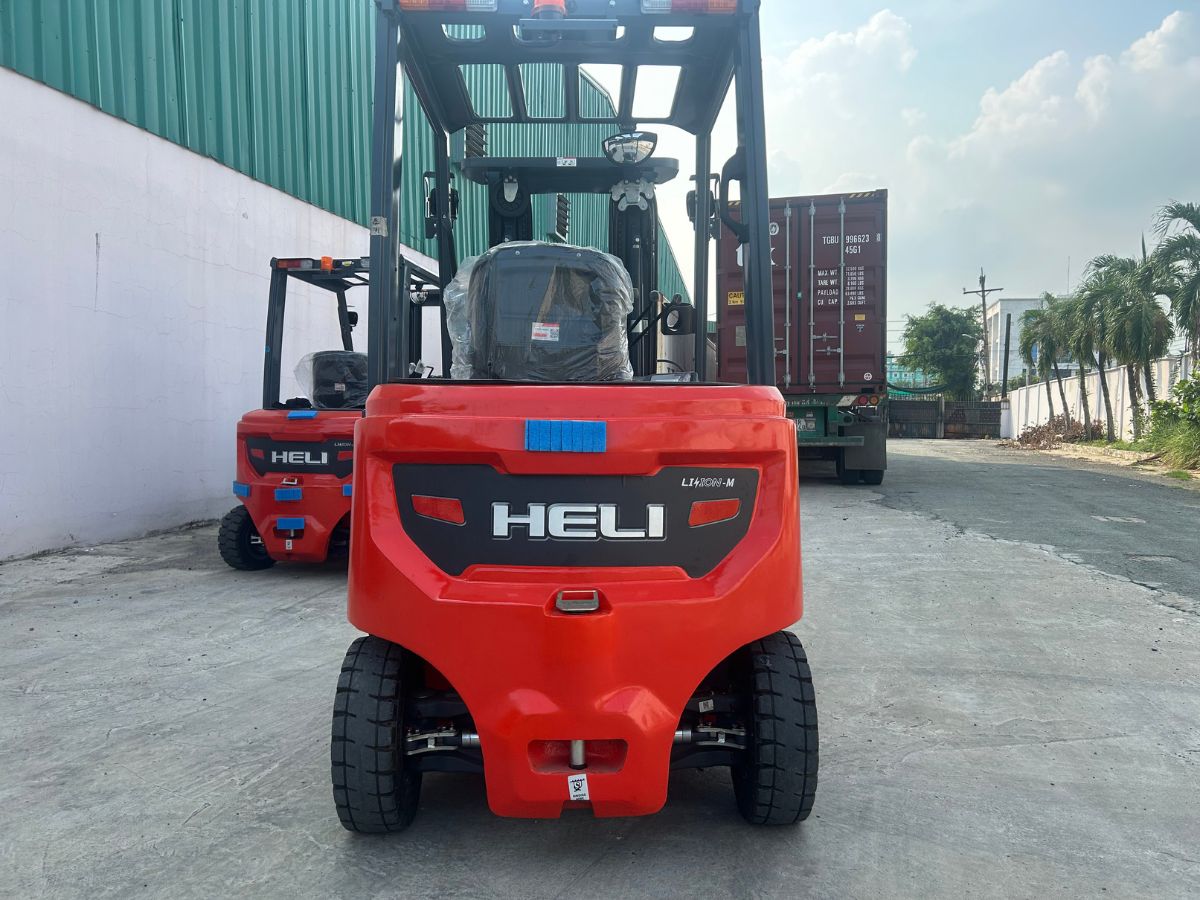 hinh-anh-xe-nang-dien-heli-nhin-tu-sau