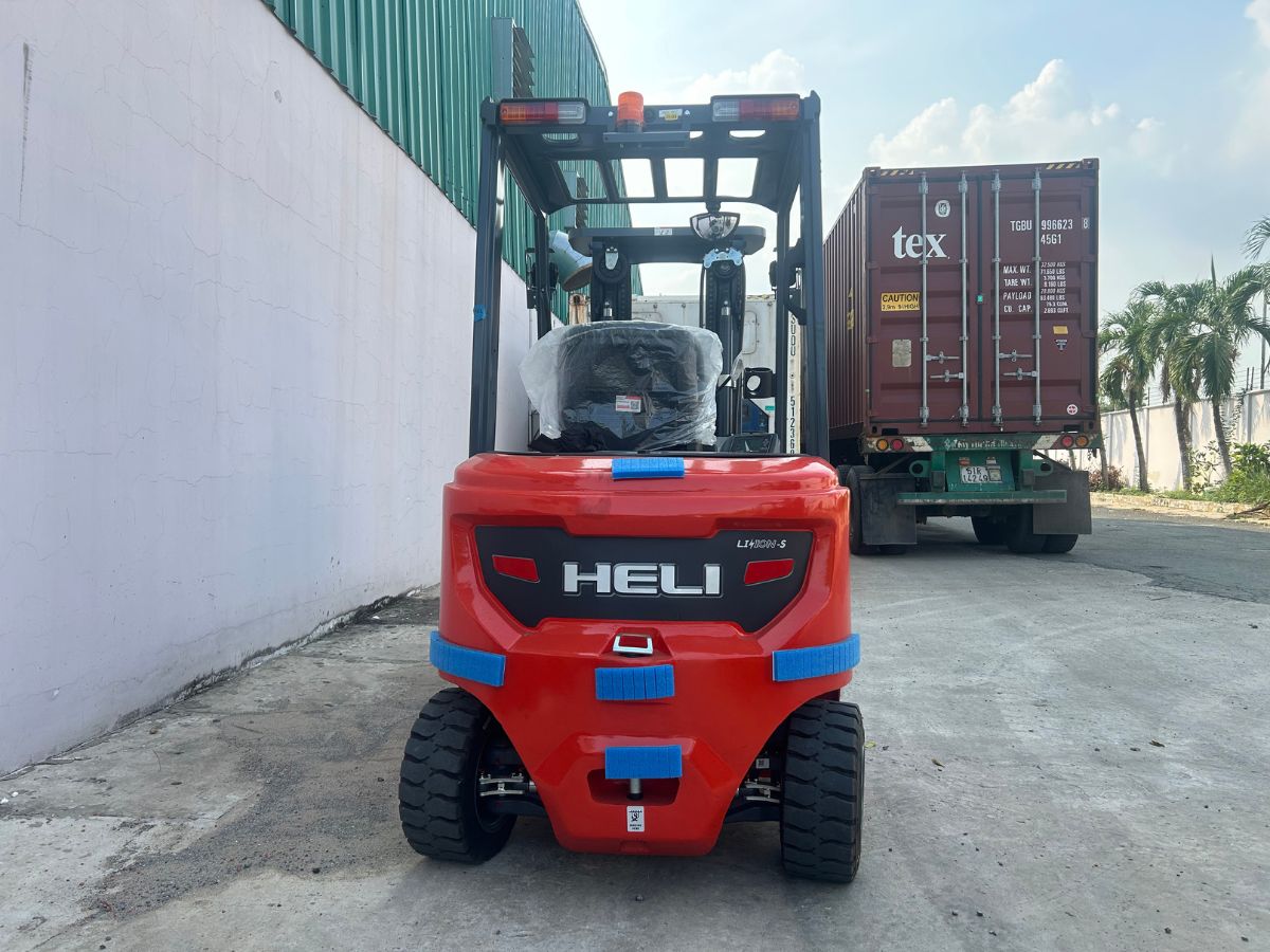 hinh-anh-chi-tiet-xe-nang-dien-lithium-heli
