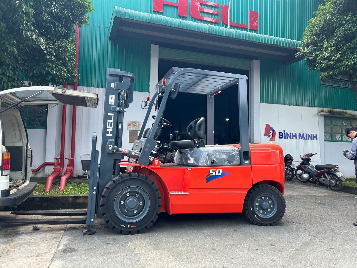 xe-nang-dau-heli-5-tan-tai-thu-duc